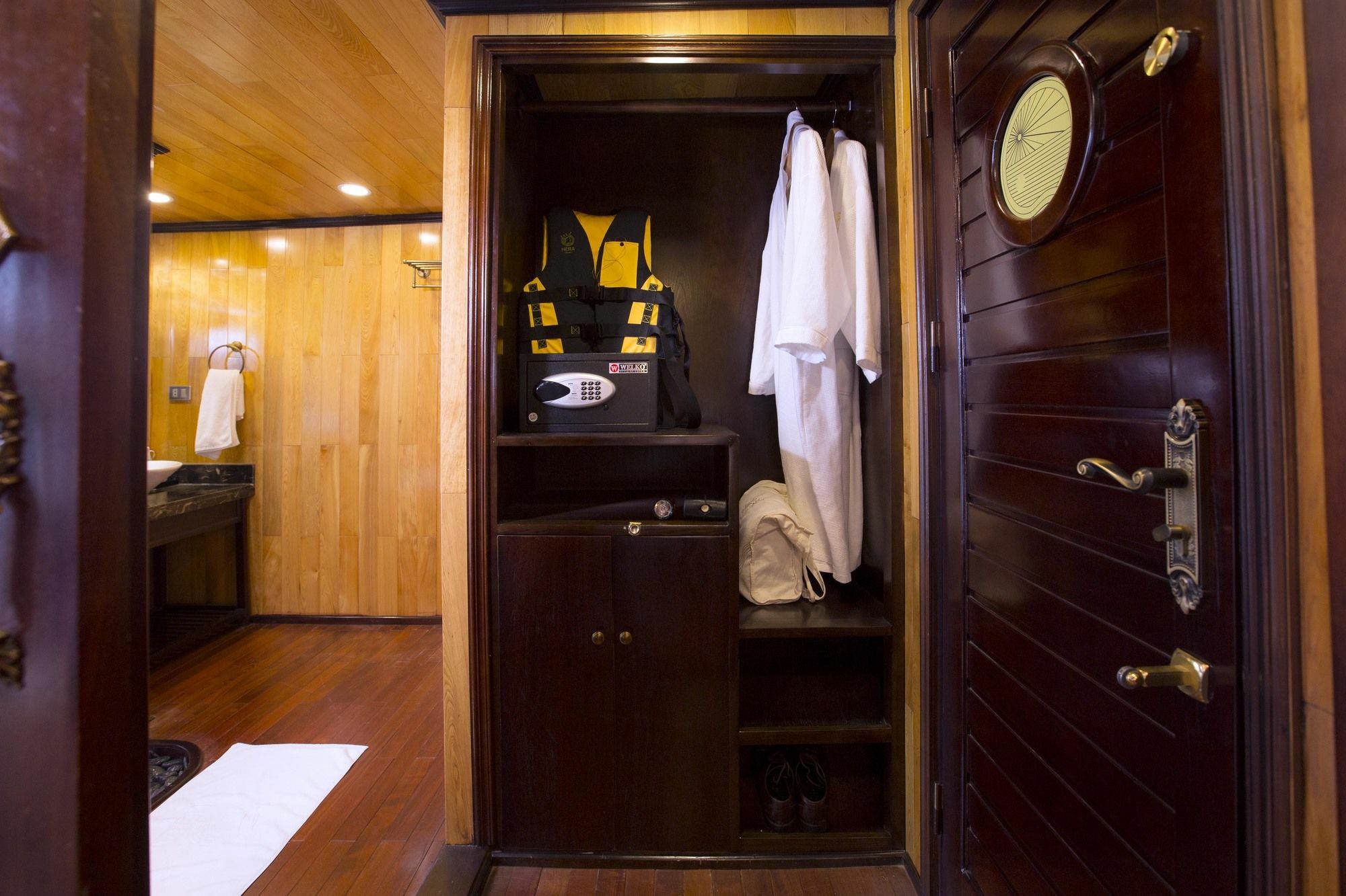 Hera Boutique Cruise Ha Long Bay Exterior photo